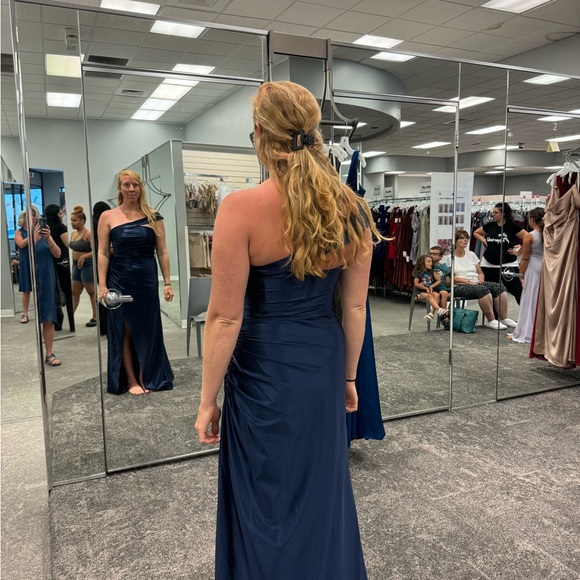 Sculpting satin ruched sheath dress - Picture 3 of 4